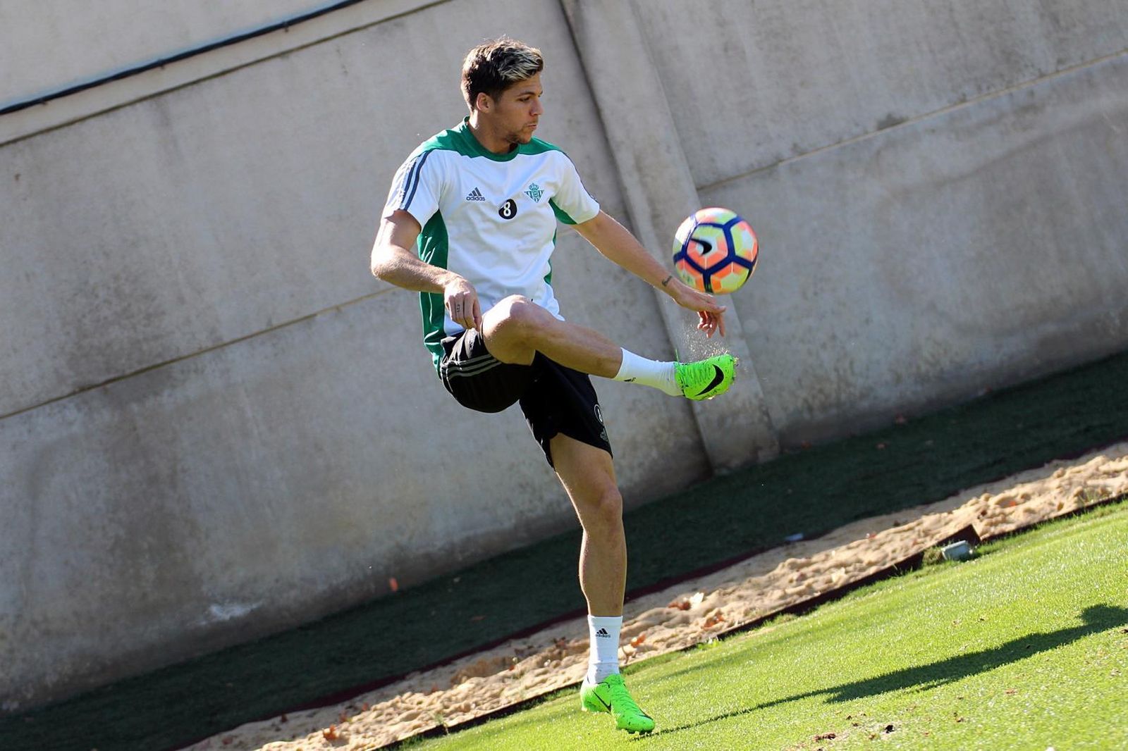 Jonas  Martin  golpea la pelota durante un entrenamiento