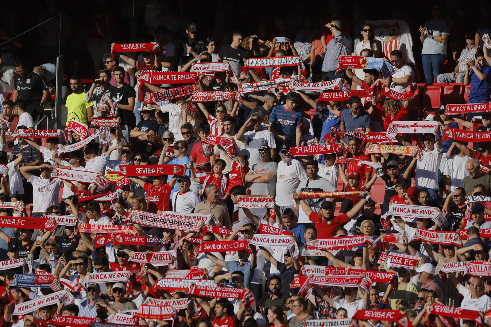 Búscate en las fotos del Sevilla-Español