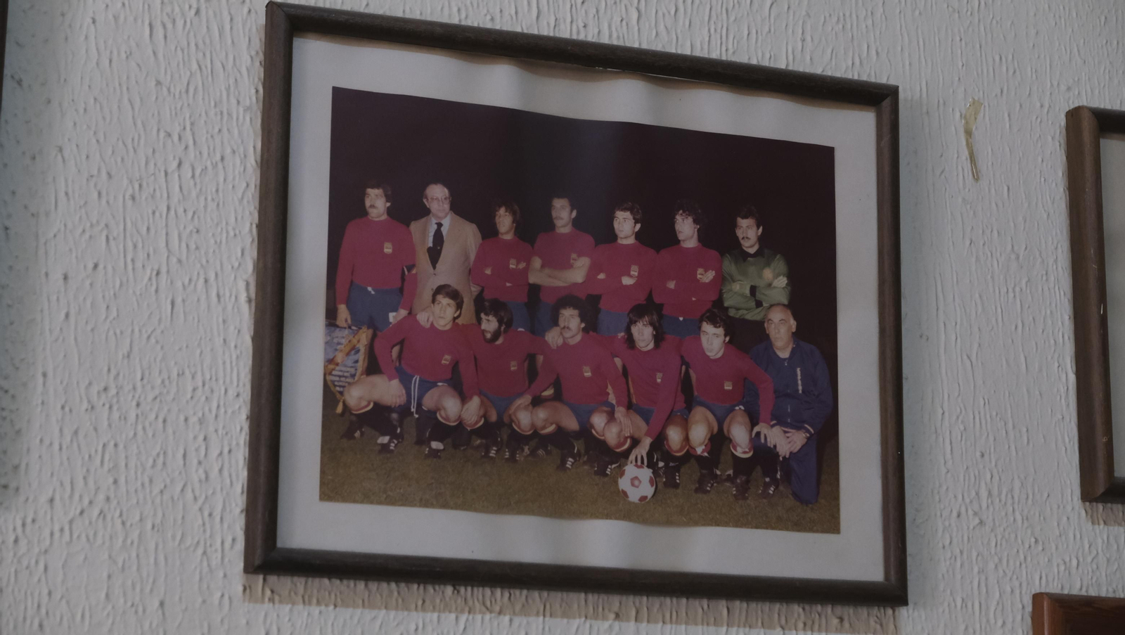 La Peña Deportiva Antonio Biosca, un museo del fútbol almeriense, por dentro