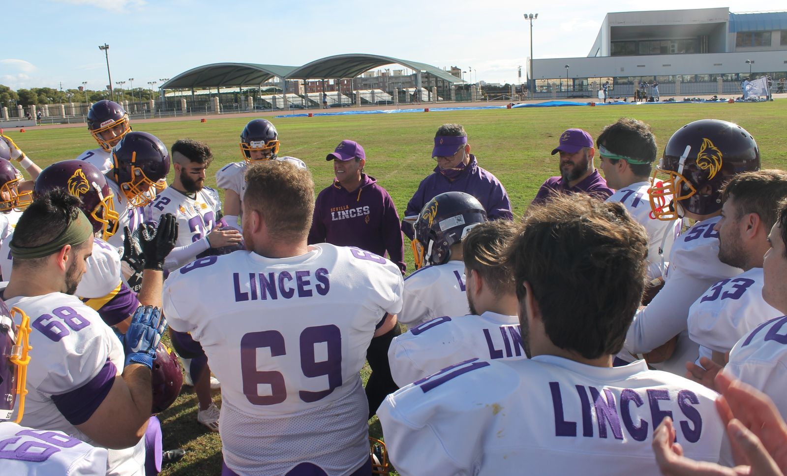 Los jugadores de Linces escuchan la charla técnica de Alfonso Chico antes de un partido.