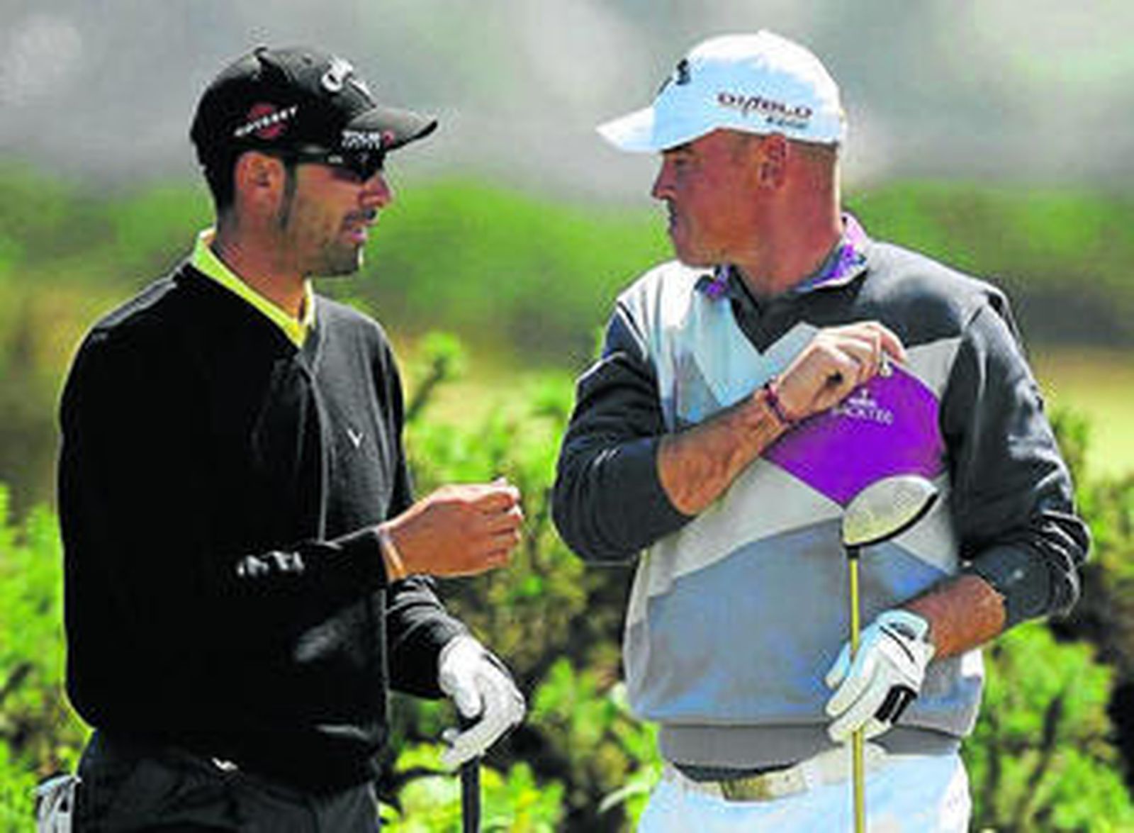 El guadiareño Álvaro Quirós (i) conversa con Thomas Bjorn.