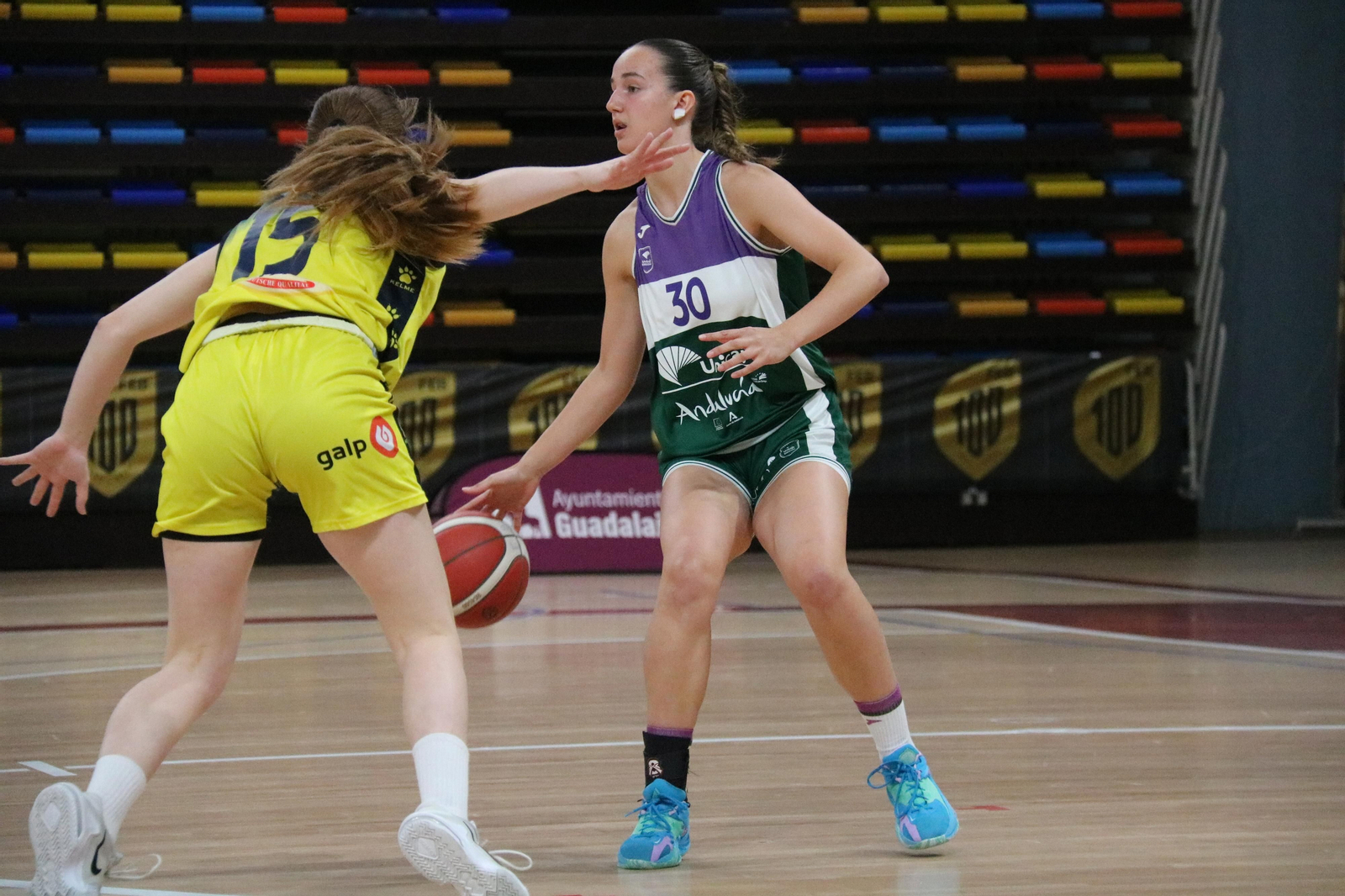 Paloma Muñoz bota el balón. Paloma Muñoz bota el balón.