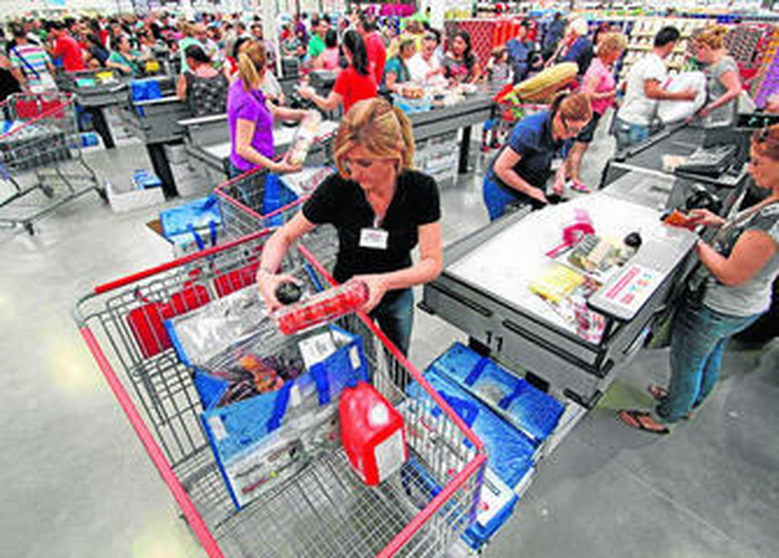 Una empleada de una gran superficie que abrió sus puertas recientemente en la ciudad de Sevilla.