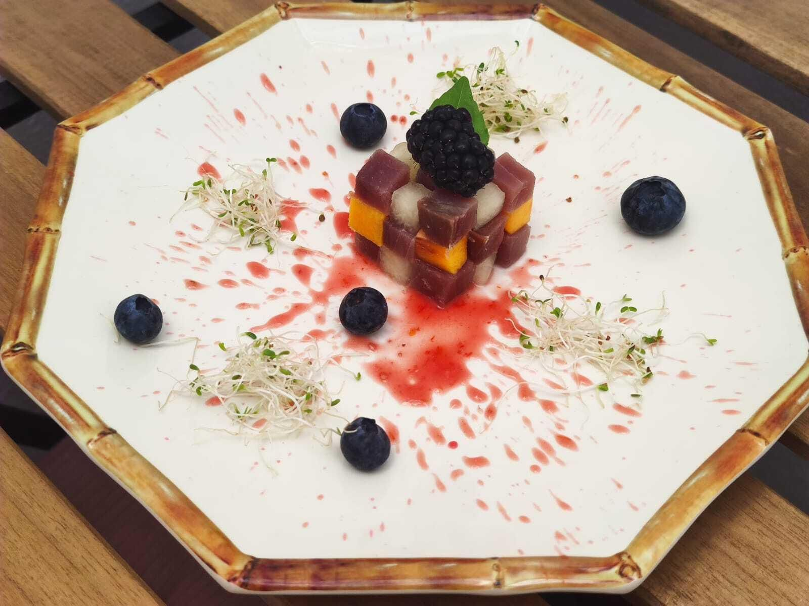 La sencilla receta con sabor a Huelva de mojama y frutos rojos que podrás hacer en casa