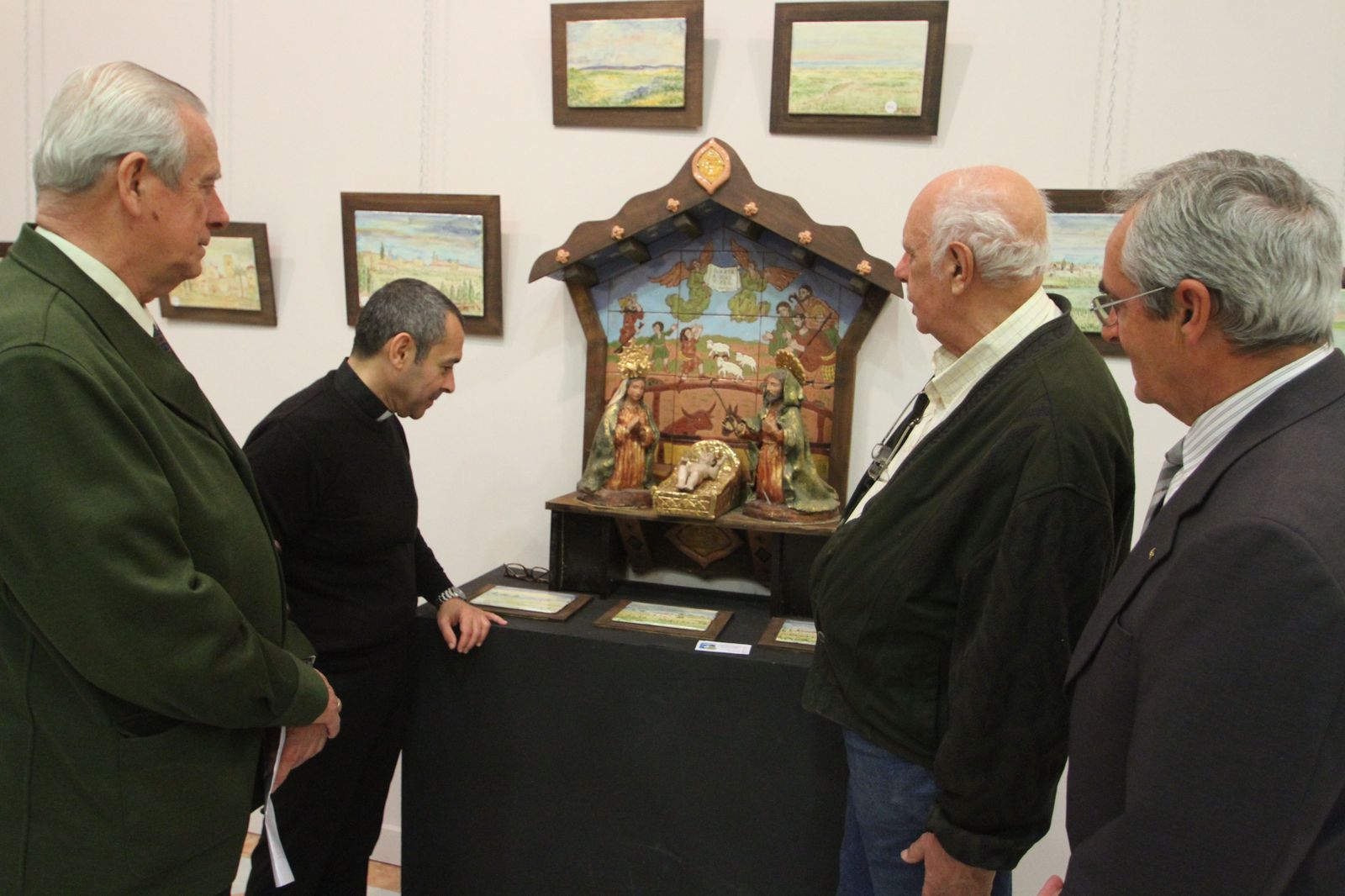 El párroco, Manuel Sánchez, el artista, García Chaparro, y dos directivos del Mercantil junto a un belén.