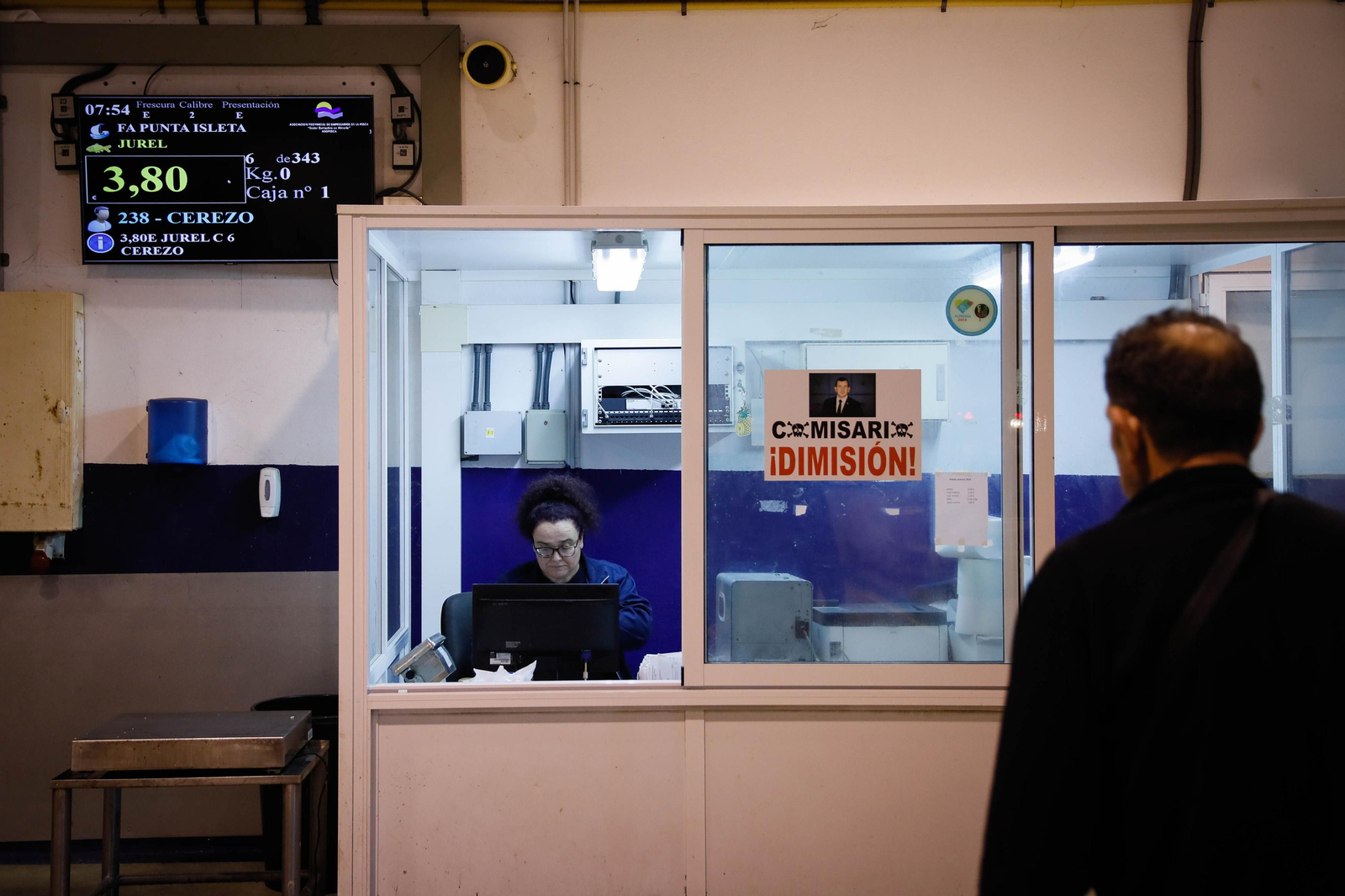 Te contamos en imágenes como ha sido la descarga de las traiñas en la lonja de Almería