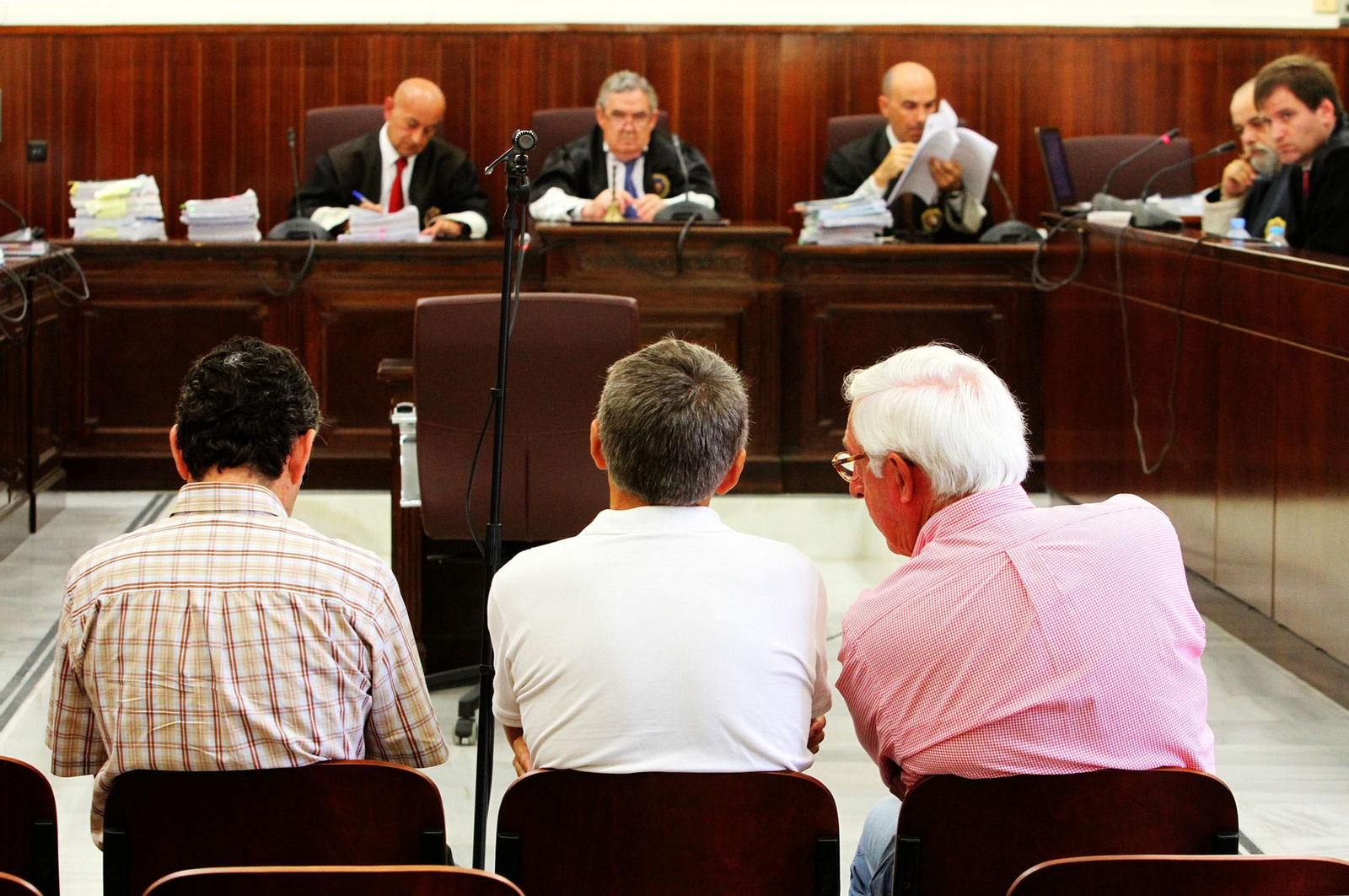 A.G.V., Orta y Casto Pino, ante el tribunal.