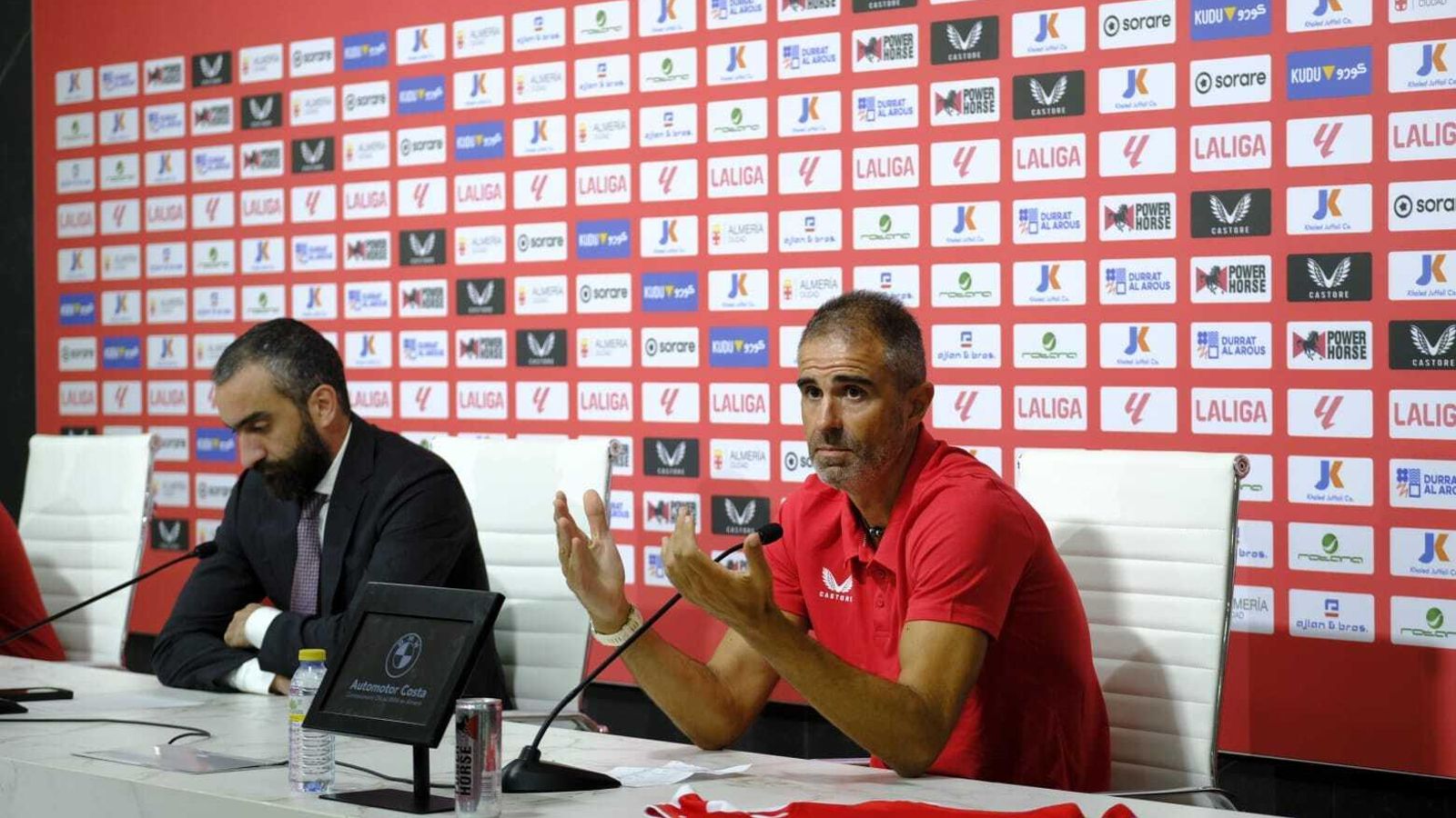 El Assy escucha la intervención de Garitano durante su presentación