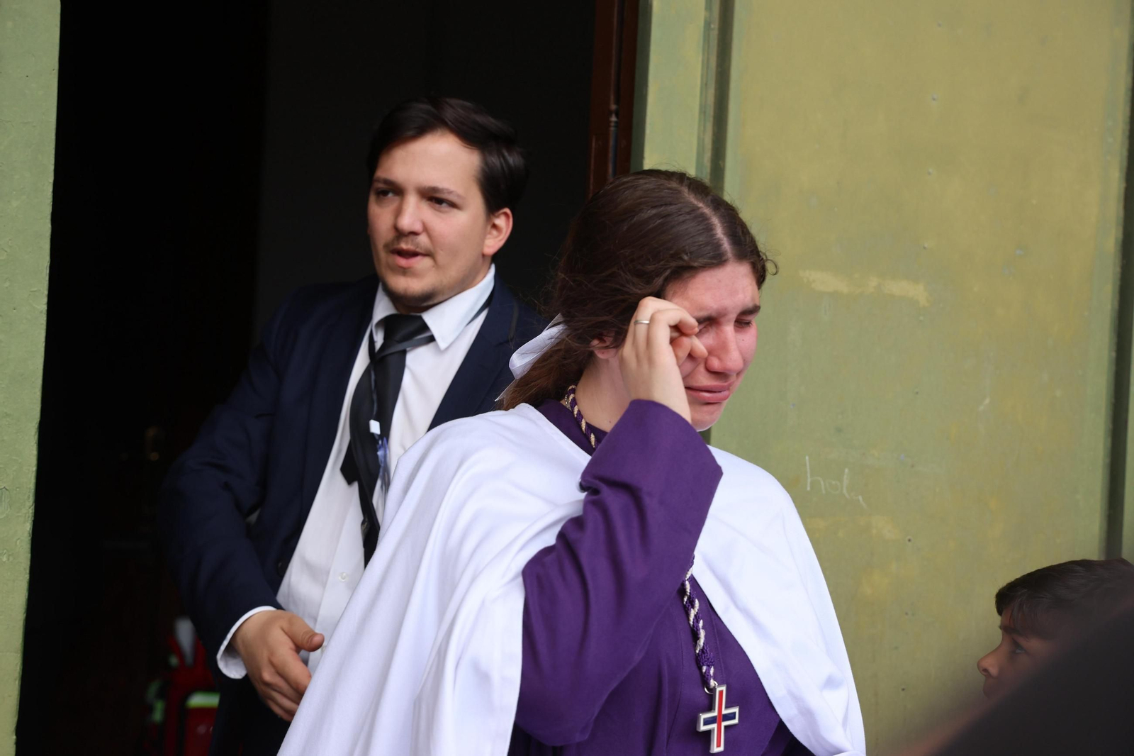 El Calvario se queda sin Lunes Santo en Huelva: imágenes de las lágrimas y el desconsuelo en la hermandad