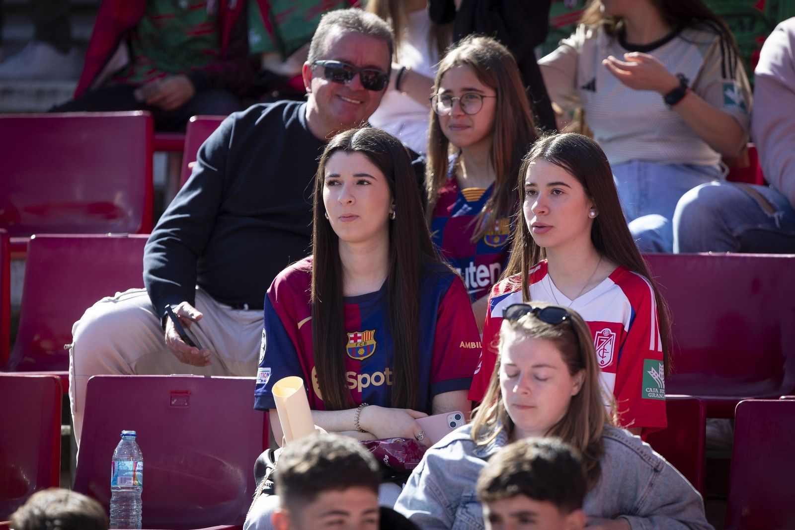 Encuéntrate en la grada de Los Cármenes en el Granada-Barça