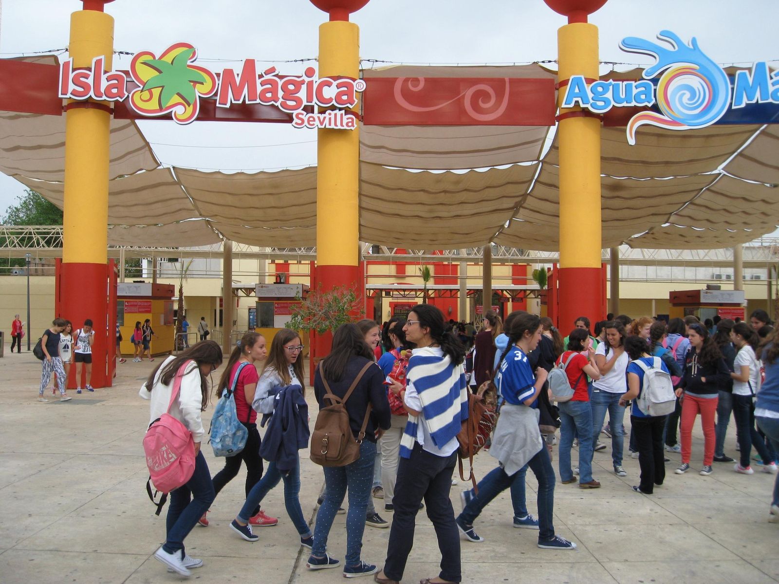 Puerta principal de acceso a Isla Mágica y Agua Mágica.