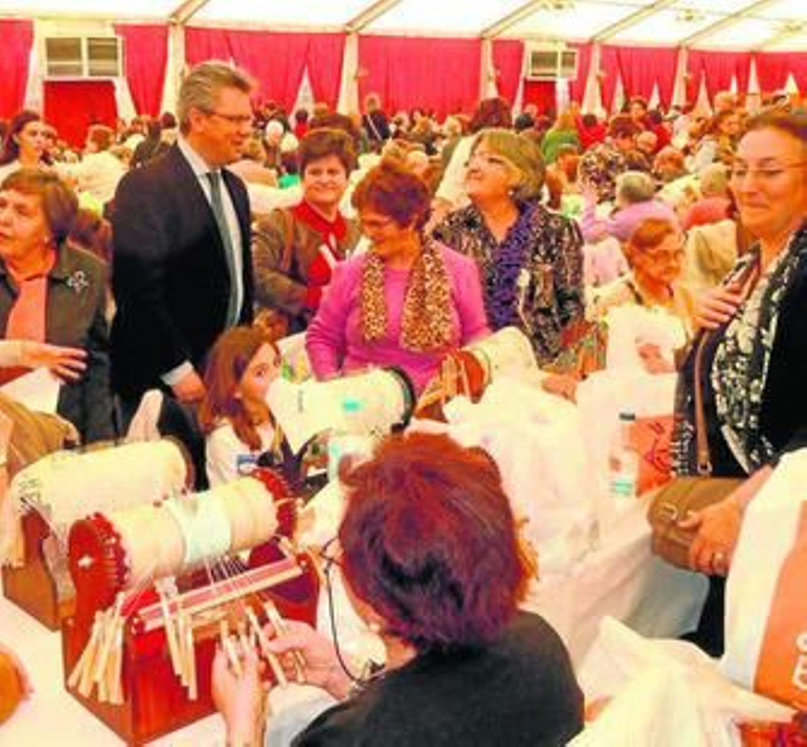 El alcalde, Esteban Morales, conversa con las encajeras que asisten al encuentro.