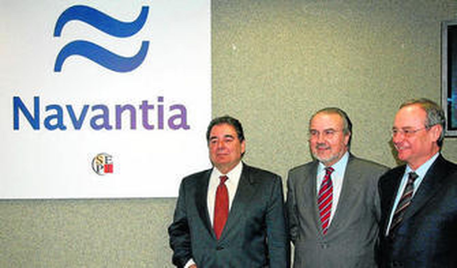 Juan Pedro Gómez Jaén (izquierda); Pedro Solbes y Enrique Martínez Robles (presidente de la SEPI en 2004); el día de la creación de Navantia.