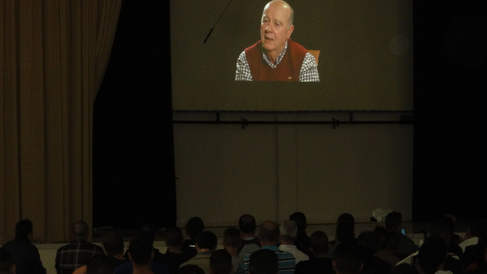 Los internos escuchan el testimonio de uno de los exjugadores.