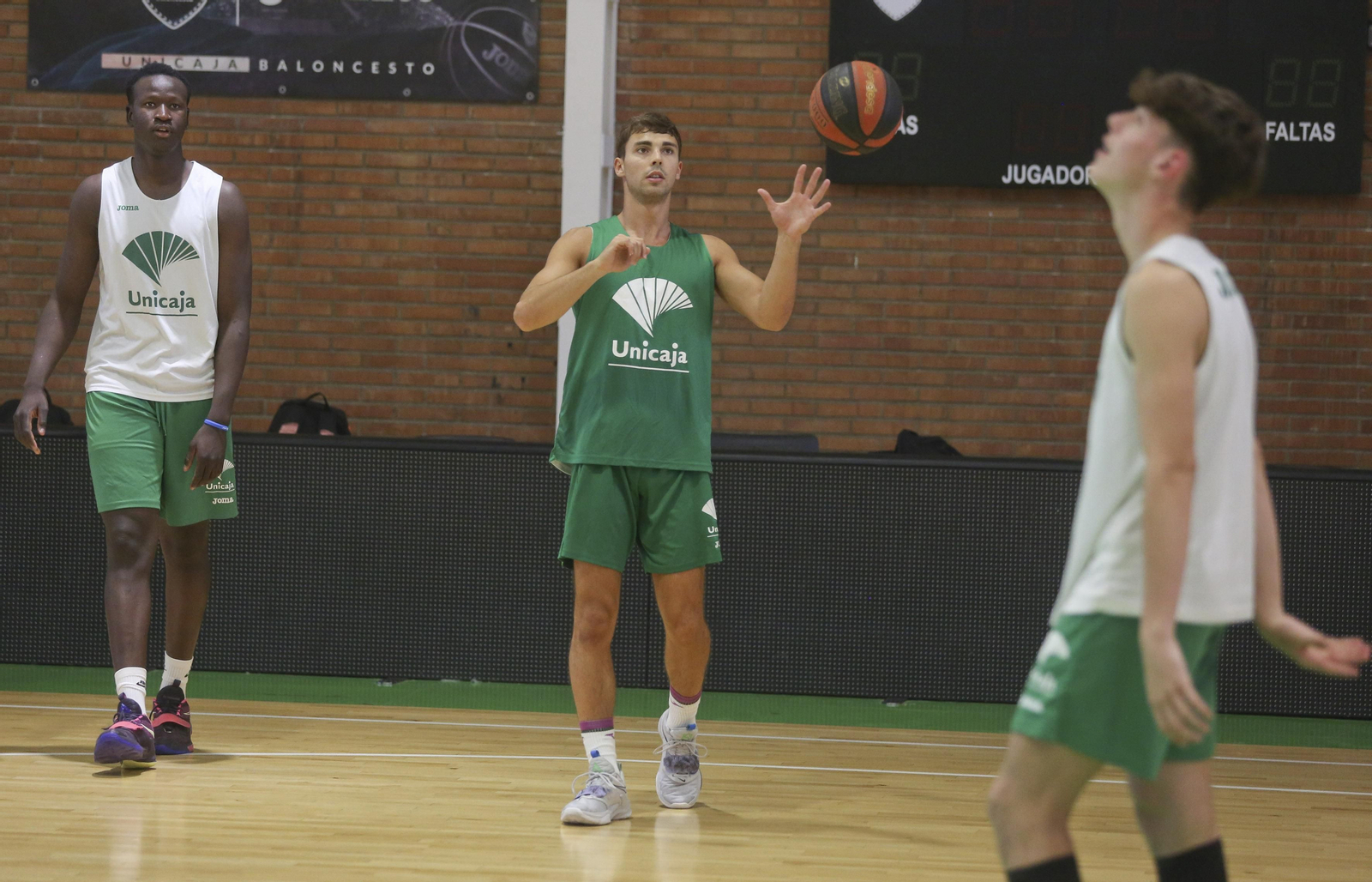 Las fotos de los jóvenes del Unicaja en Los Guindos