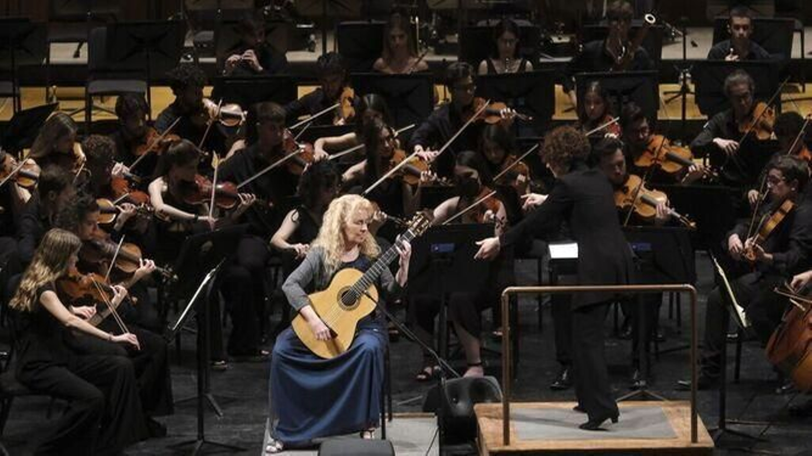 María Esther Guzmán y la Orquesta Joven de Andalucía, dirigida por Lucía Marín