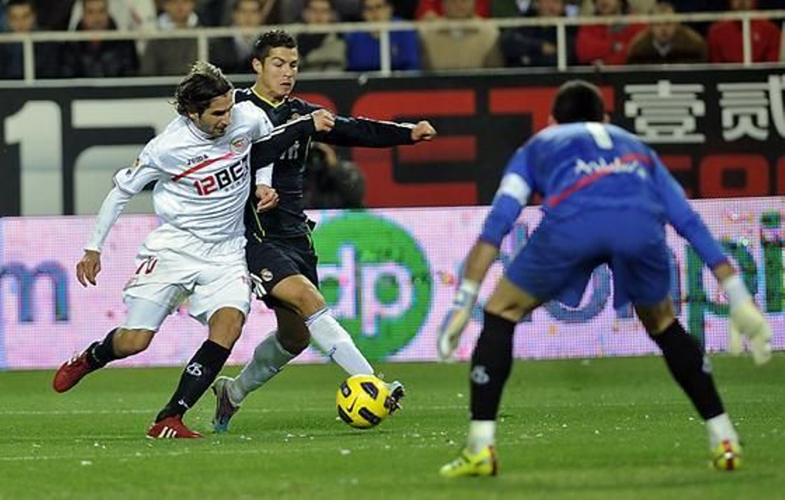 El Sevilla pierde 0-1 con el Real Madrid en la ida de las semifinales de la Copa del Rey. / Antonio Pizarro