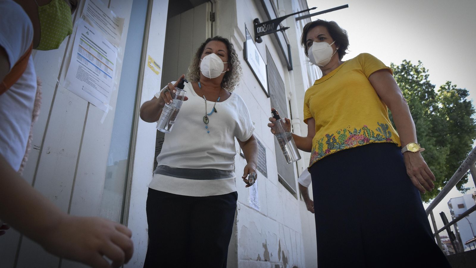 Los responsables de un colegio reciben a los alumnos con gel hidroalcohólico.