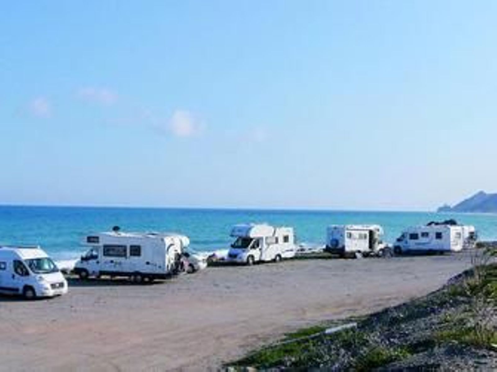 El consistorio mojaquero ha comenzado a eliminar zonas de aparcamiento creando pequeños jardines.