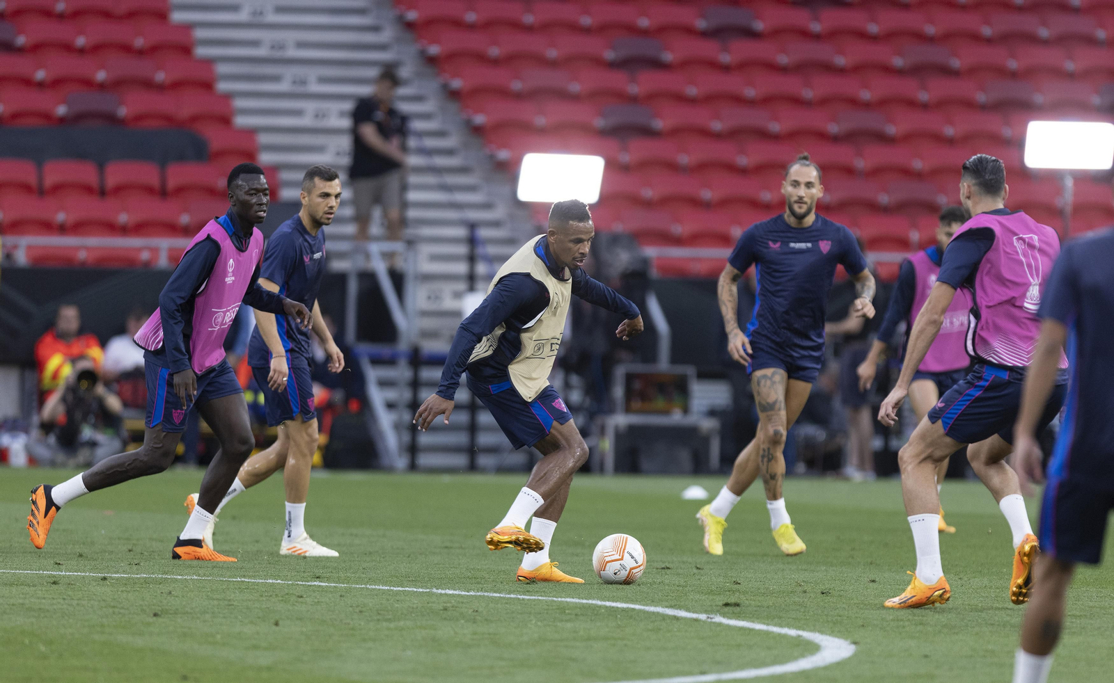 Las imágenes del entrenamiento del Sevilla FC en Budapest