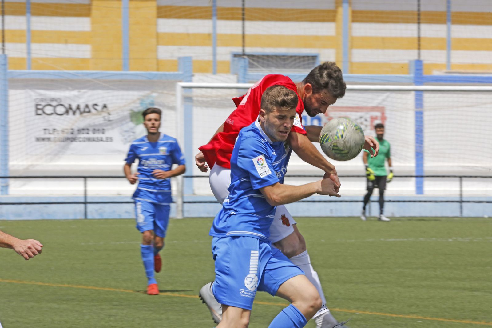 Jesús Muñoz trata de controlar el balón ante el acoso de un rival.