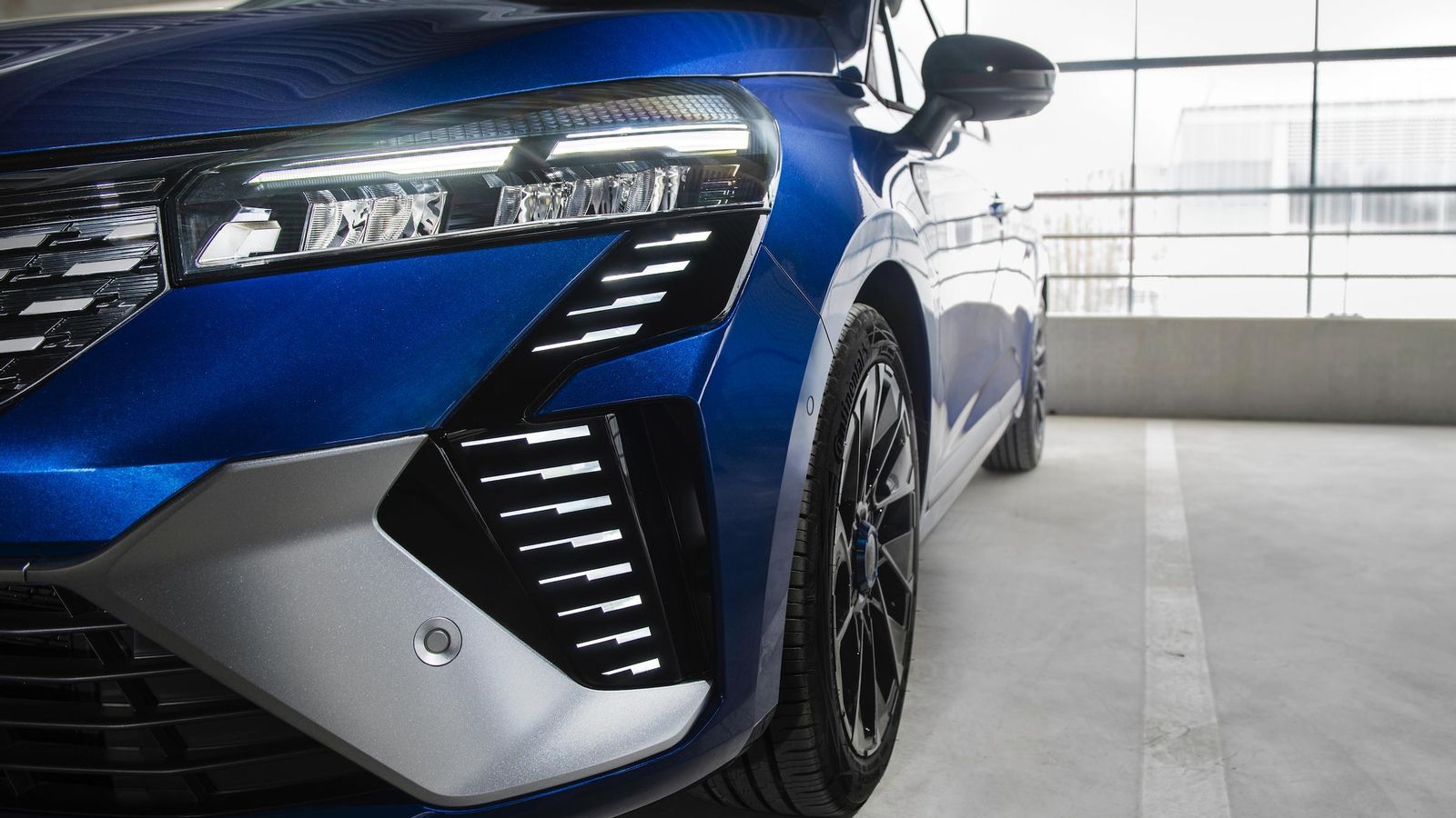 La firma lumínica estrenada en el Clio se irá extendiendo a futuros Renault.