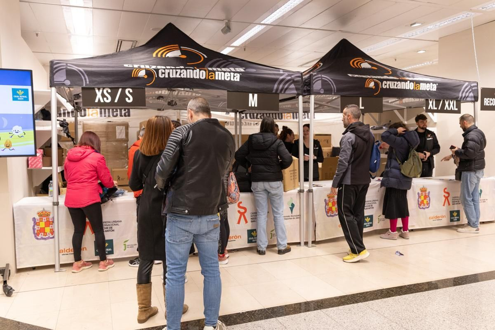 En imágenes: buen ritmo en el inicio de la recogida de dorsales para la Carrera de San Antón