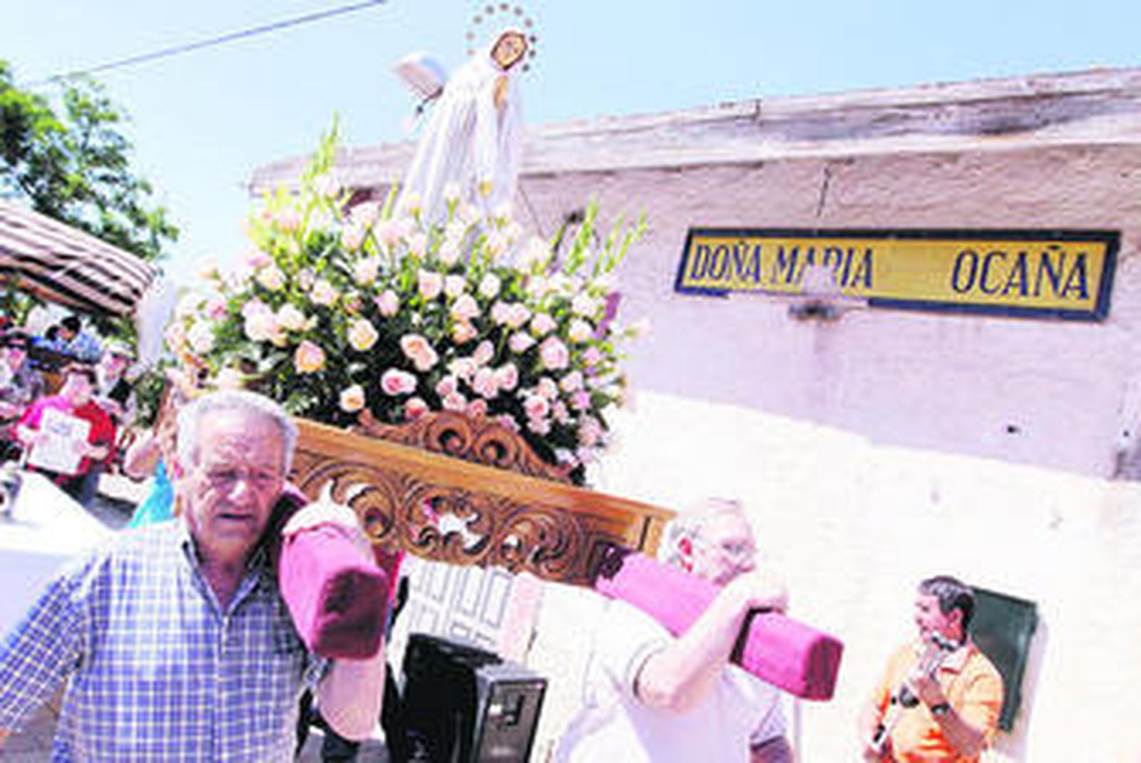 1. Imagen de la procesión de la Virgen de Fátima. 2. La fiesta de inauguración de la nueva sede de la asociación  se convirtió en una verdadera fiesta. 3. Las alcaldesa de Las Tres Villas, Virtudes Pérez, y el párroco de la localidad también asistieron a la inauguración.  4. Imagen de la última excursión organizada por la asociación.