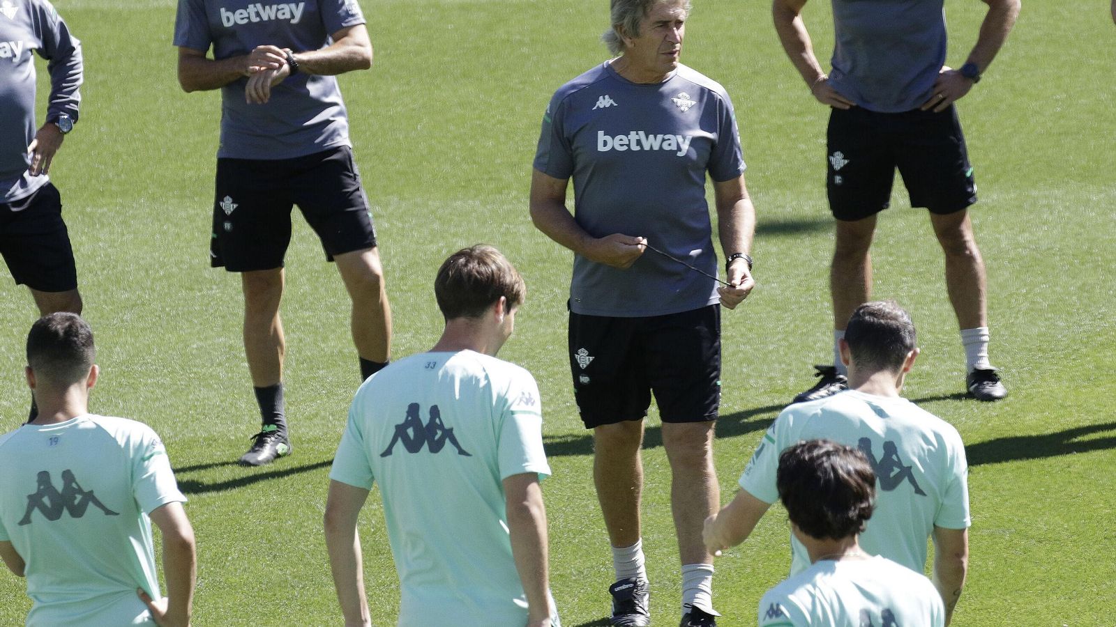 Pellegrini dialoga con sus jugadores en un entrenamiento.