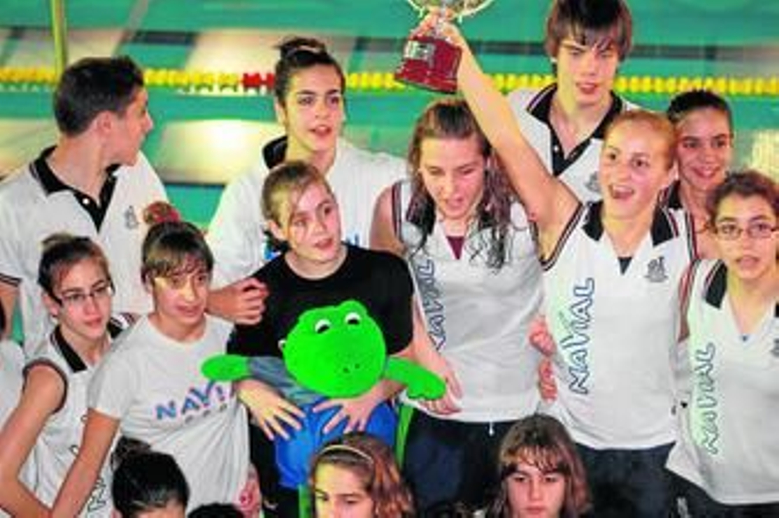 El equipo del Navial levanta el trofeo como segundo clasificado del Campeonato de Andalucía en Los Barrios.