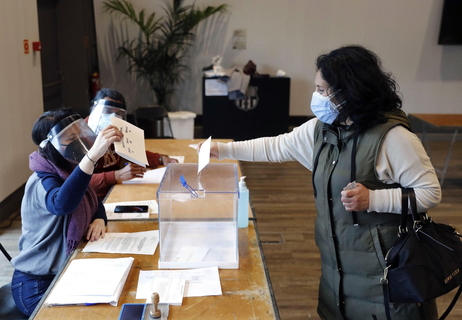 Imágenes de la jornada electoral en Cataluña