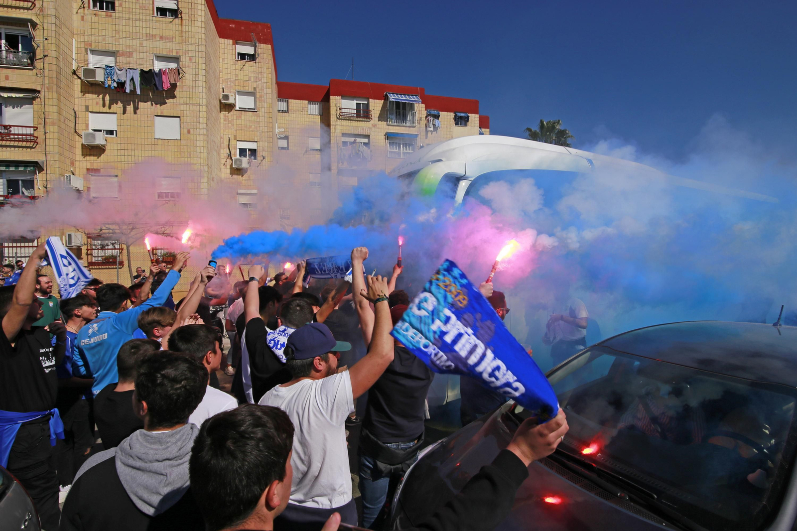 Recibimiento de la afición antes del derbi
