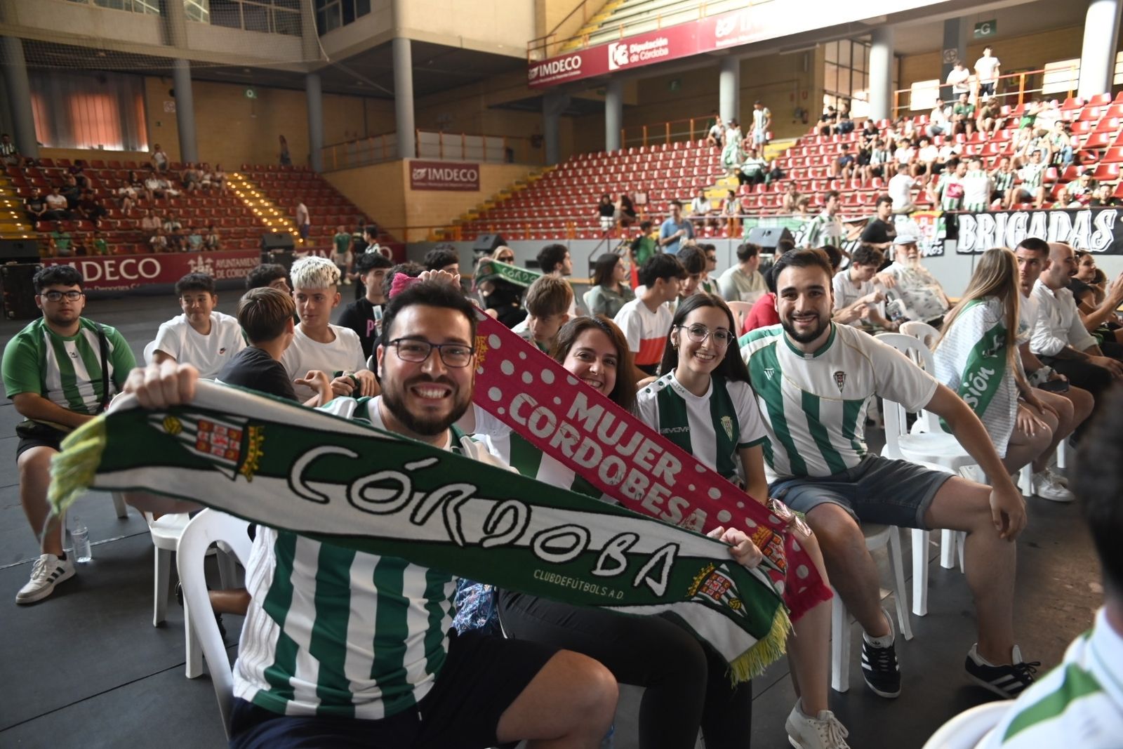Las mejores fotos del ambiente en Vista Alegre para el Barcelona Atlètic - Córdoba CF