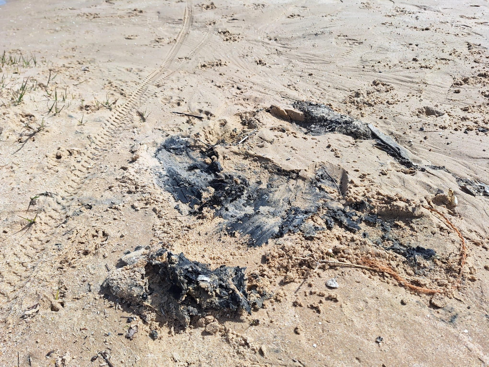 El vertido de aguas fecales en la playa de Los Lances de Tarifa, en imágenes.
