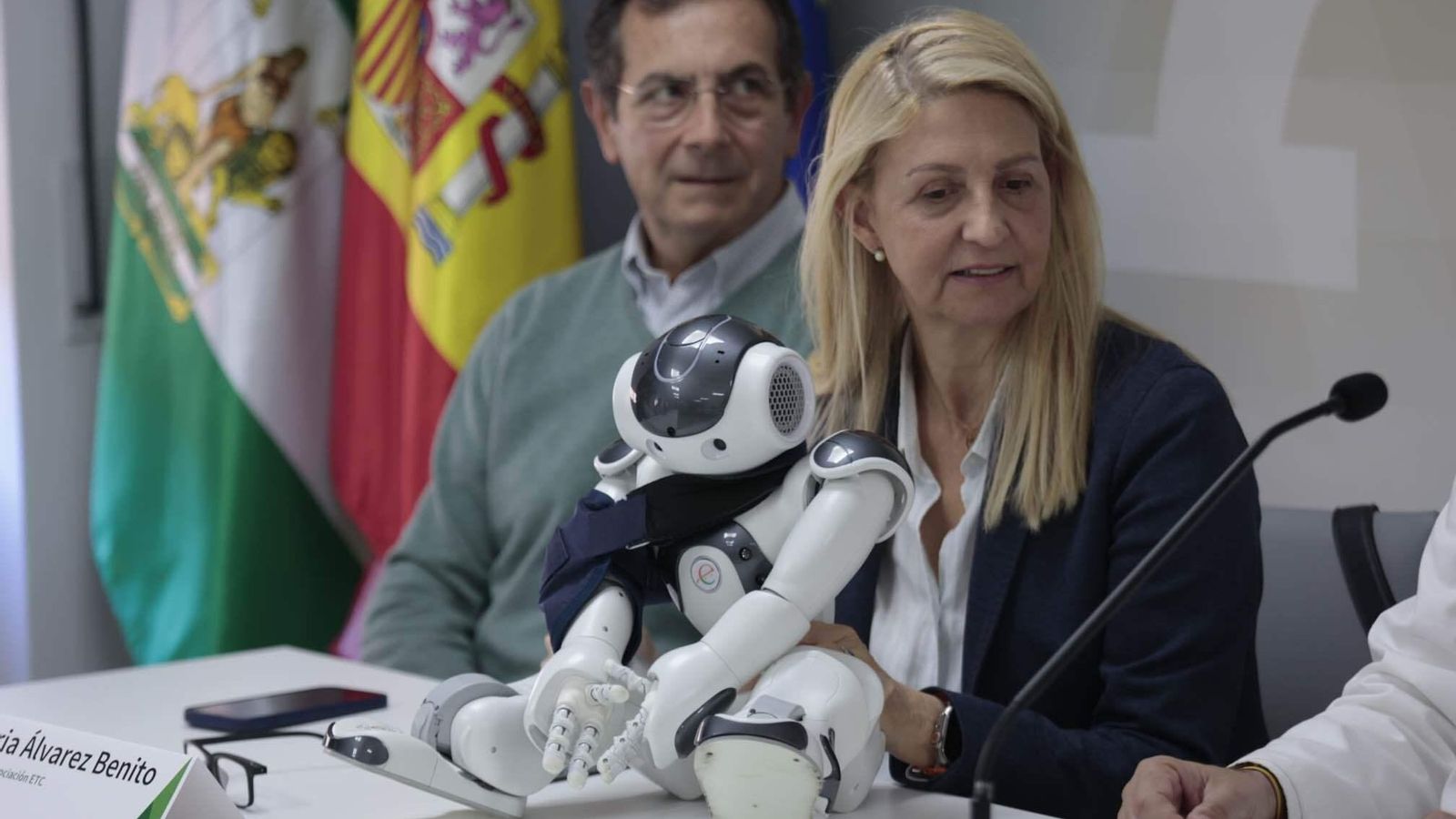 Detalle del robot Curro, en la rueda de prensa en el Virgen del Rocío.
