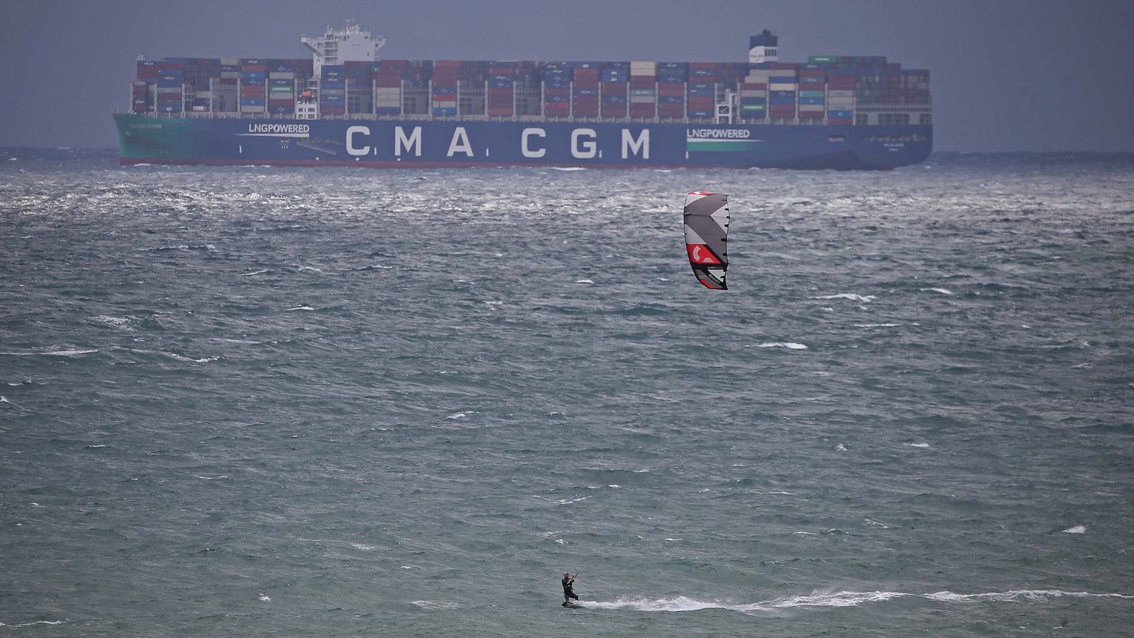 Rider durante el temporal en la bahía de Algeciras.