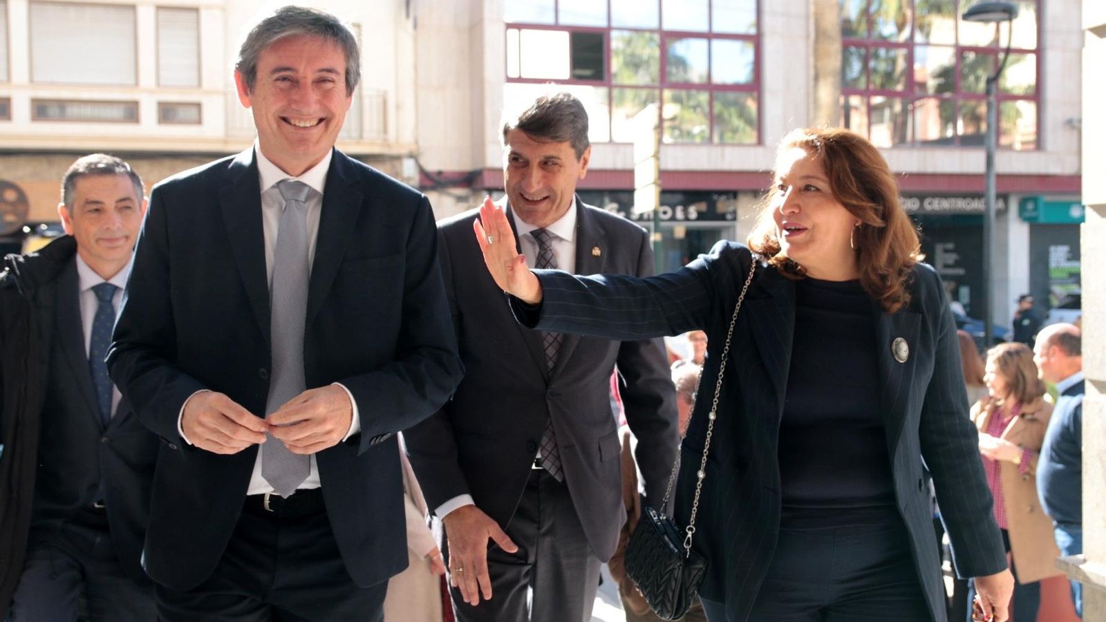 Manuel Cortés, alcalde de Adra; Pedro Fernández, delegado del Gobierno en Almería; y Carmen Crespo, consejera de Aguas, en la ciudad milenaria.