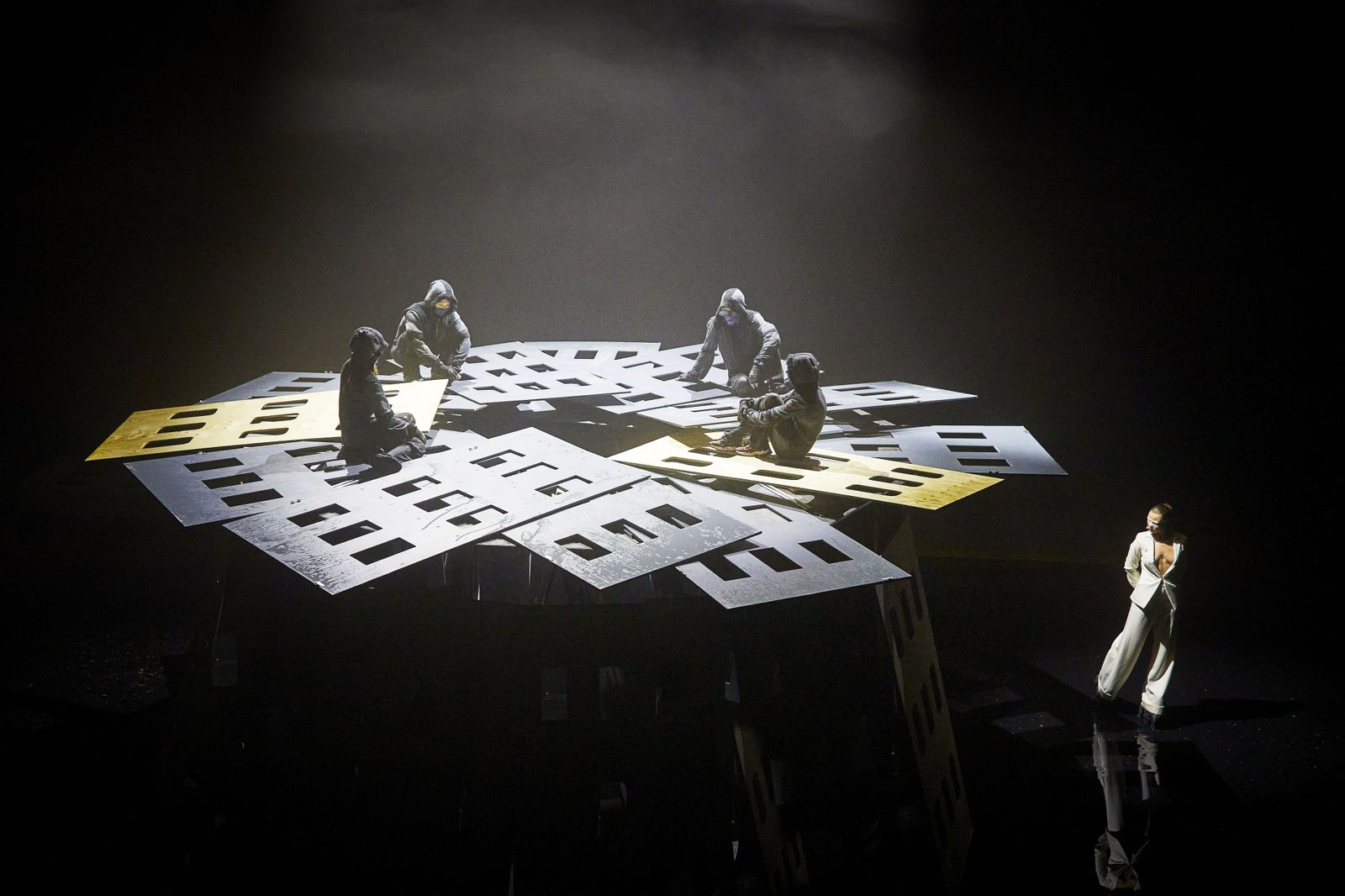 Cuatro sumisos trabajadores construyen una torre en la segunda parte, 'Temple Père'.