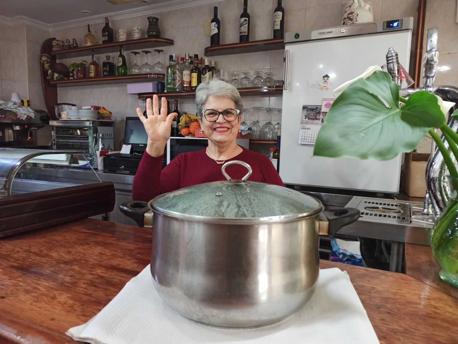 La cocinera Manuela Estudillo, del gaditano bar La Cabaña, en la imagen que será portada del libro.