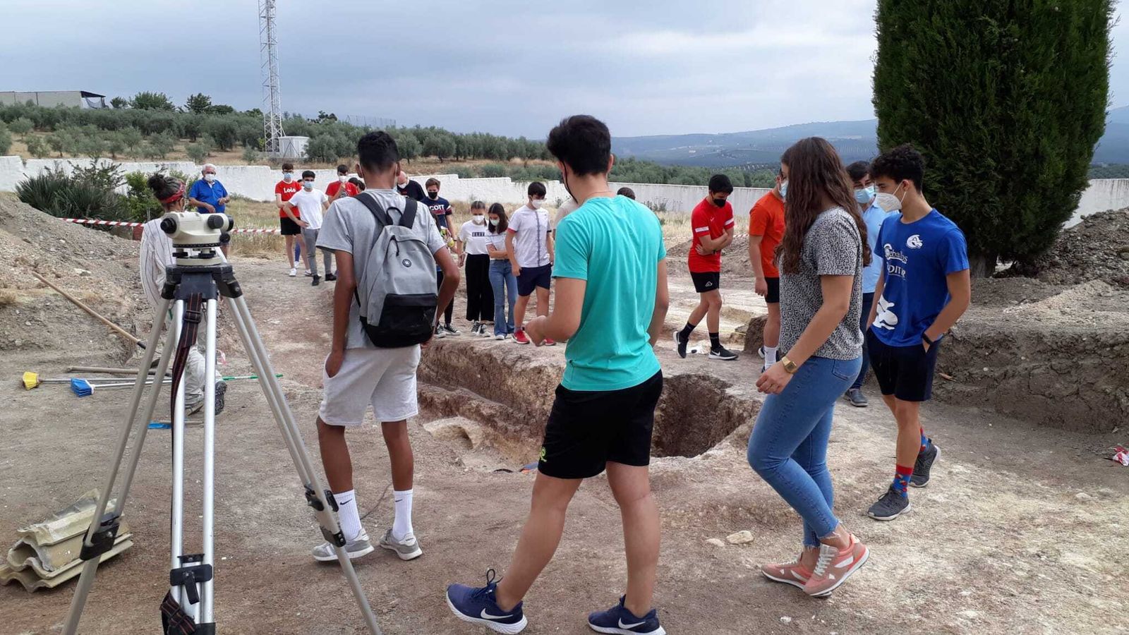 Los jóvenes observan los trabajos de excavación.