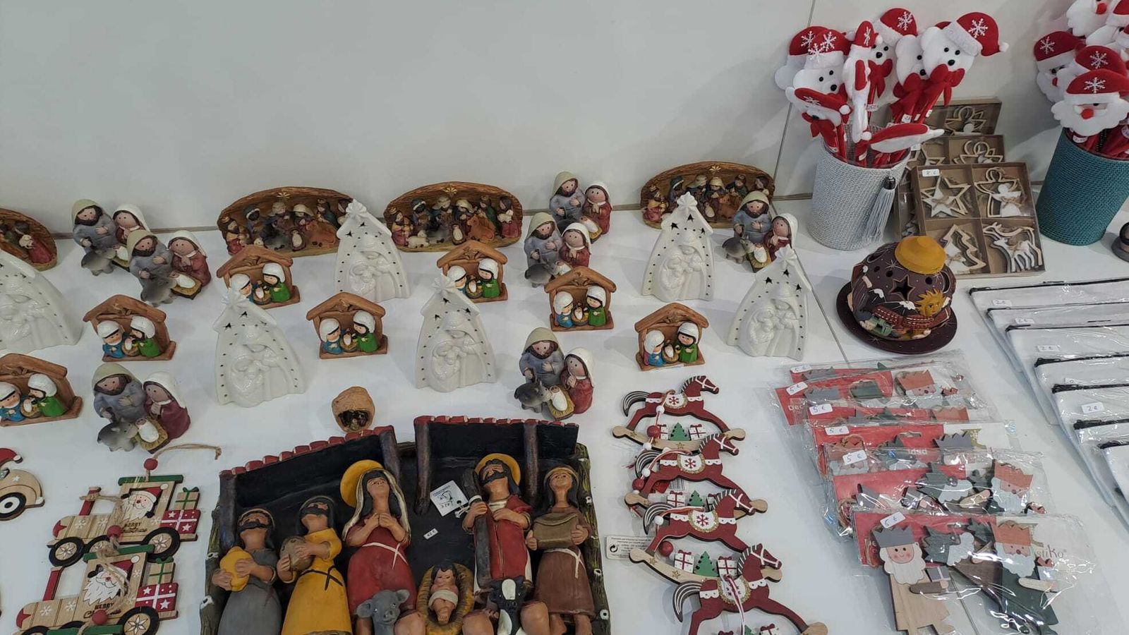 Cerámica, artículos de decoración de Navidad, cristalerías y vajillas, abanicos diseñados por Caprile o manualidades, son algunos de los artículos que se pueden encontrar en el Mercadillo Solidario que este año ha abierto sus puertas en la capital