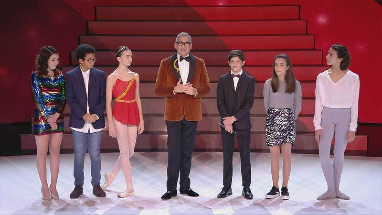 Boris Izaguirre con los finalistas de esta noche