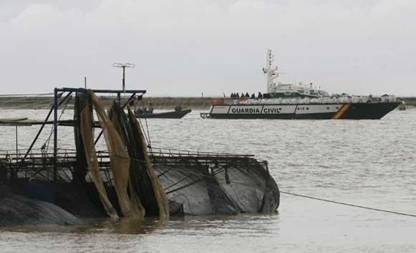 Embarcación de guardia Civil durante la operación.

Foto: Borja Benjumeda