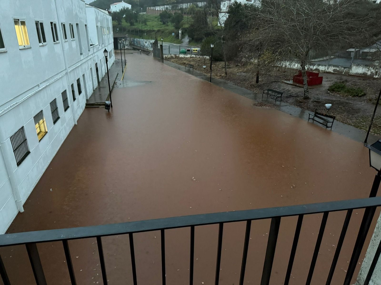 Inundaciones en el patio exterior trasero del instituto.