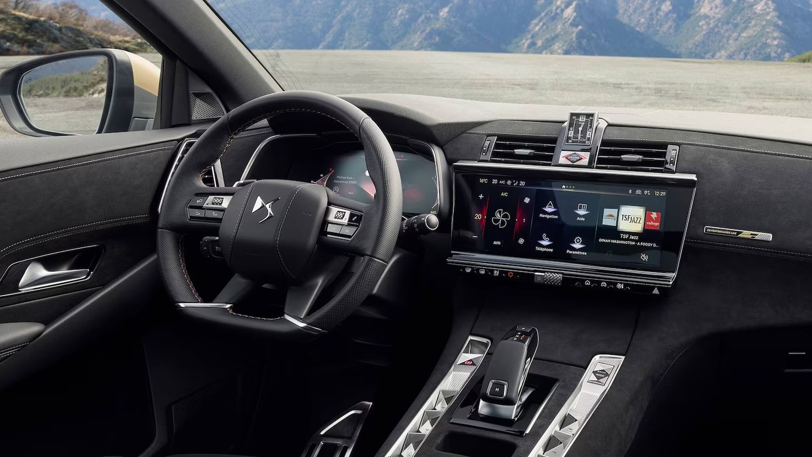 El empleo de Alcantara en todas las superficies que están al alcance de la mano aporta ese carácter dinámico al interior.