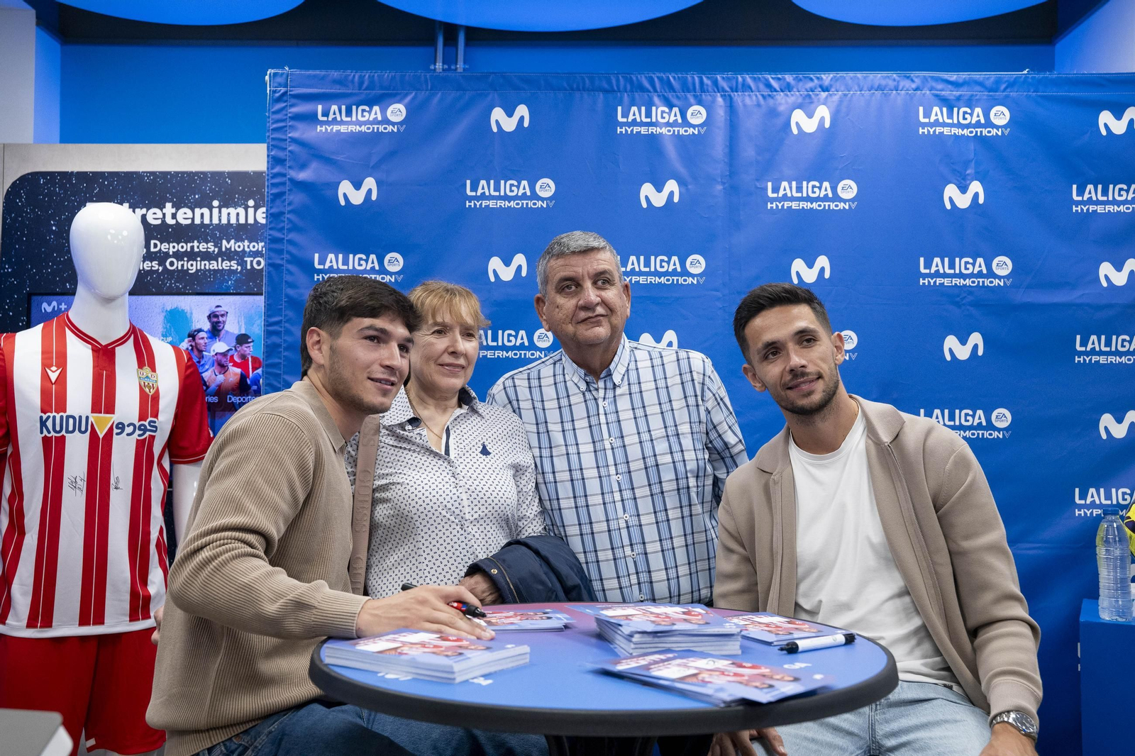 Las imágenes del encuentro con los aficionados de Monte y Bonini en el Paseo de Almería