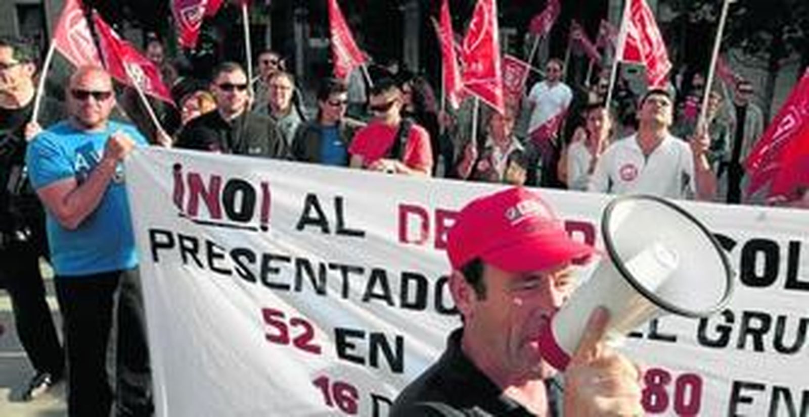 La plantilla protestó frente al Ayuntamiento ante la negativa de la concejal de Movilidad de recibir a sus representantes.