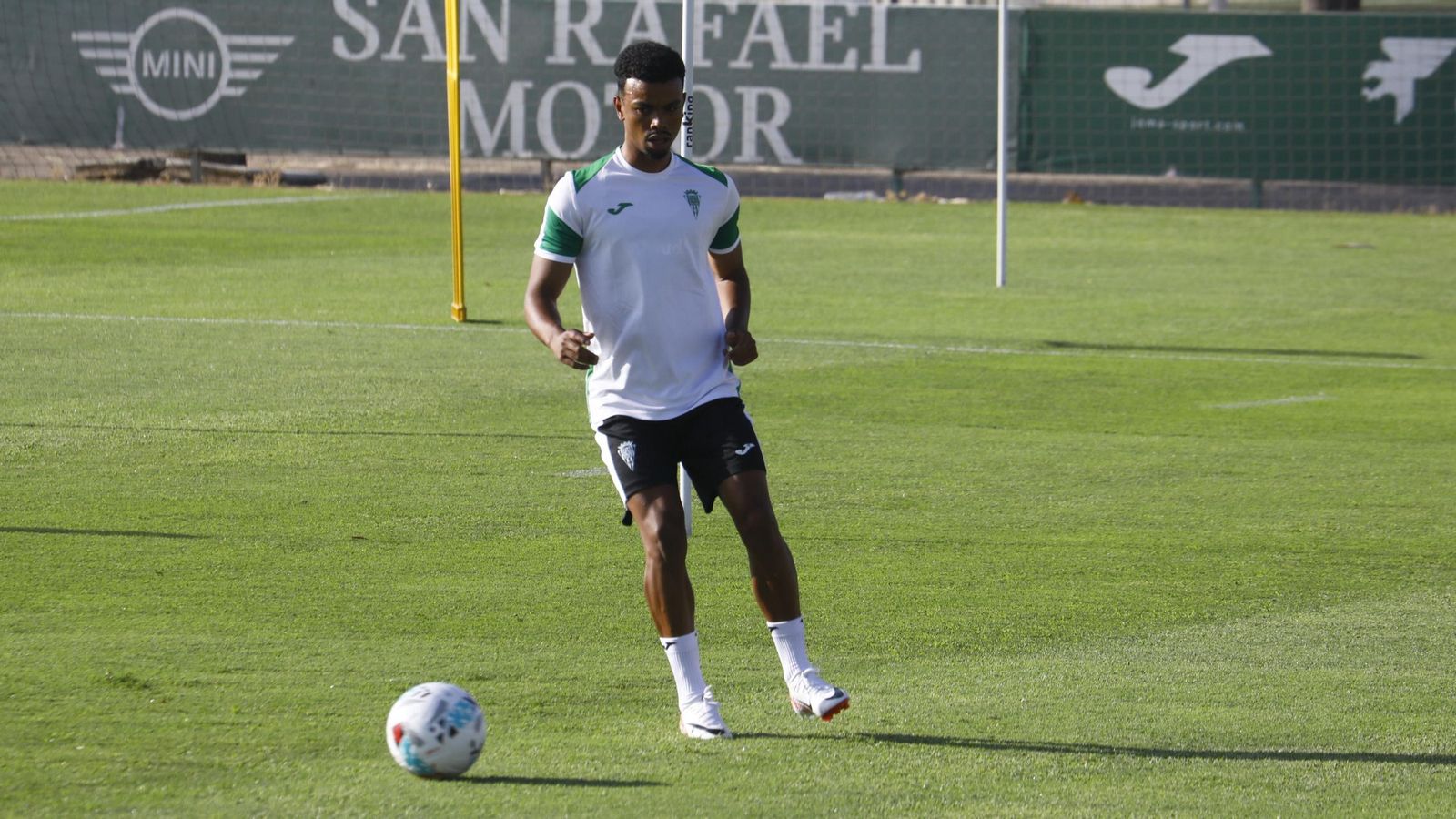 Dalisson de Almeida, en un entrenamiento del Córdoba CF. Dalisson de Almeida, en un entrenamiento del Córdoba CF.