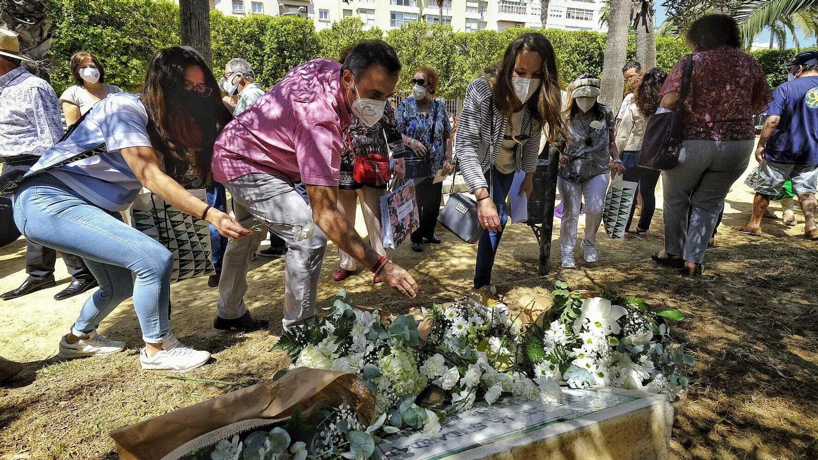 Personas trasplantadas depositan un clavel blanco en agradecimiento a sus donantes.