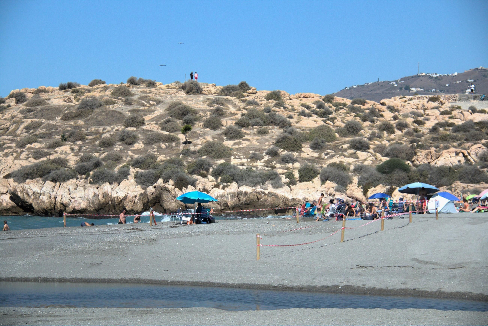 Salobreña cierra un tramo de su playa por bacterias fecales, en una imagen de archivo